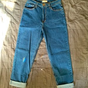Vibrant high rise denim straight leg trendy rolled jeans size 9 NWOT